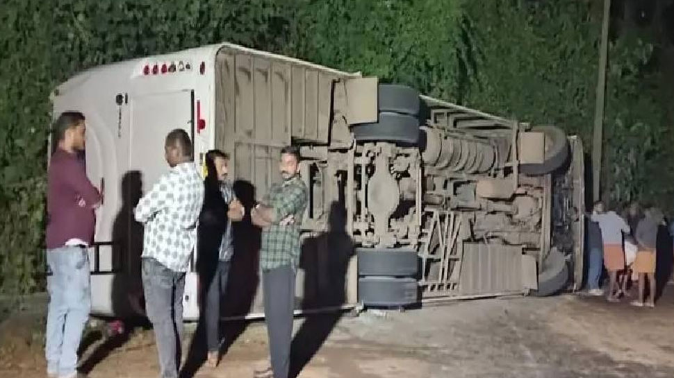 School Bus Accident: നെല്ലാപ്പാറയിൽ വിനോദയാത്രാ സംഘത്തിന്റെ ബസ് മറിഞ്ഞ് അപകടം; നിരവധി പേർക്ക് പരിക്ക് School Bus Accident: നെല്ലാപ്പാറയിൽ വിനോദയാത്രാ സംഘത്തിന്റെ ബസ് മറിഞ്ഞ് അപകടം; നിരവധി പേർക്ക് പരിക്ക്