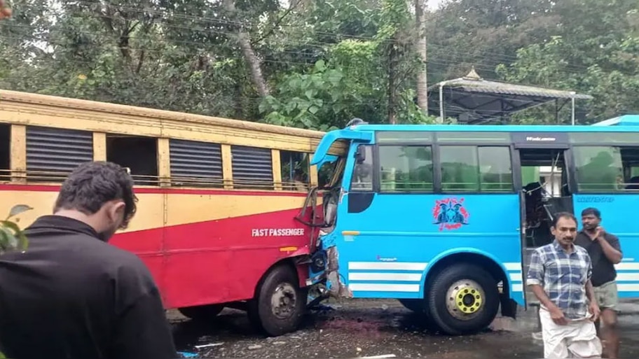 കെഎസ്ആർടിസി ബസും സ്വകാര്യ ബസും കൂട്ടിയിടിച്ച് യാത്രക്കാർക്ക് പരിക്ക് 