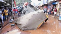 Kollam news: കൊല്ലത്ത് വൈദ്യുതി കേബിൾ സ്ഥാപിക്കാനെടുത്ത കുഴിയിൽ ടിപ്പർ ലോറി മറിഞ്ഞ് അപകടം
