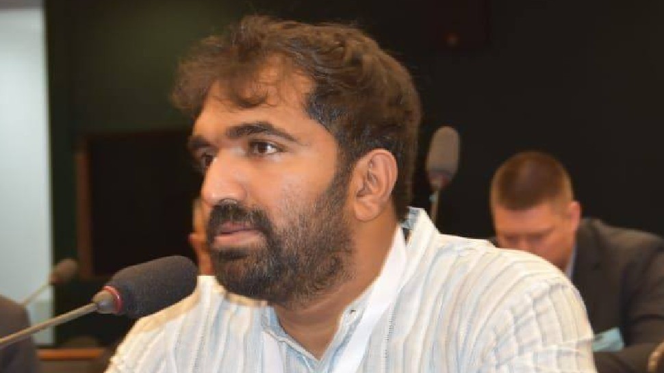 Chandy Oommen: 'ഒരാളേ കാണൂ' എന്നതിന്റെ അര്ത്ഥമെന്ത്? അച്ചു ഉമ്മന് മത്സരിച്ചാല് ചാണ്ടി ഉമ്മന് രാഷ്ട്രീയം അവസാനിപ്പിക്കുമോ? Chandy Oommen: 'ഒരാളേ കാണൂ' എന്നതിന്റെ അര്ത്ഥമെന്ത്? അച്ചു ഉമ്മന് മത്സരിച്ചാല് ചാണ്ടി ഉമ്മന് രാഷ്ട്രീയം അവസാനിപ്പിക്കുമോ?