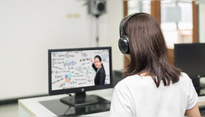 UAE Distance Learning: യുഎഇയിൽ സ്കൂളുകൾ ഉടൻ തുറക്കില്ല; ഓൺലൈൻ പഠനം വെള്ളിയാഴ്ച വരെ നീട്ടി 