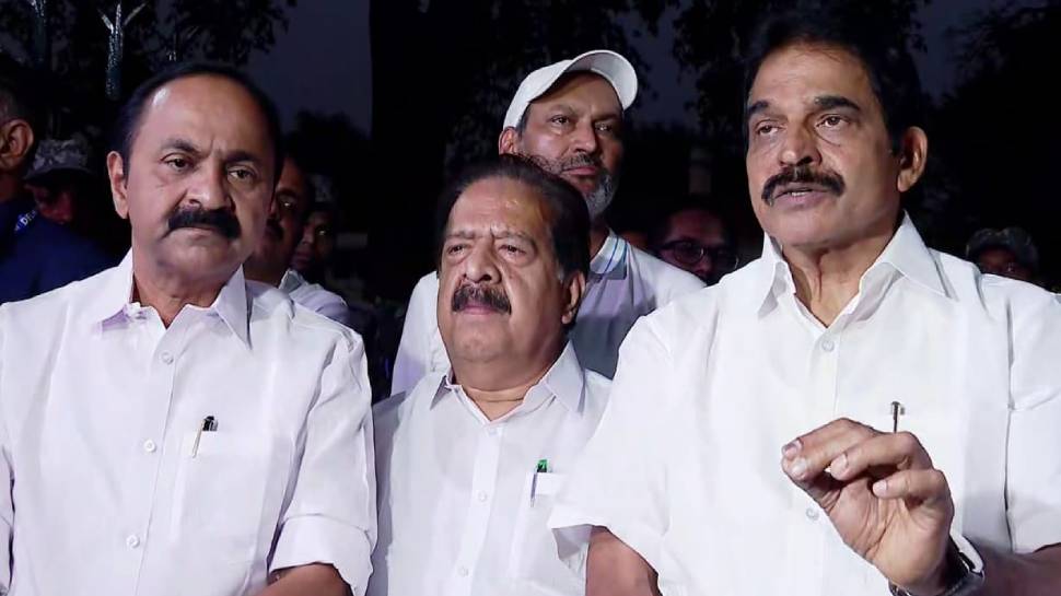 'ഇന്ന് തന്നെ എടുത്തു മാറ്റണം, ഇനി ഫ്ലക്സും പ്രകടനവും വേണ്ട'; ഒന്നിച്ച് ആഹ്വാനം ചെയ്ത് കെസി, ആർസി, വിഡി 'ഇന്ന് തന്നെ എടുത്തു മാറ്റണം, ഇനി ഫ്ലക്സും പ്രകടനവും വേണ്ട'; ഒന്നിച്ച് ആഹ്വാനം ചെയ്ത് കെസി, ആർസി, വിഡി