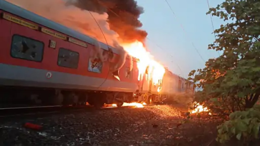 Rajadhani Express Fire: രാജധാനി എക്സ്പ്രസിൽ തീപിടിത്തം; യാത്രക്കാരെ ഒഴിപ്പിച്ചു, ആളപായമില്ലെന്ന് പ്രാഥമിക വിവരം