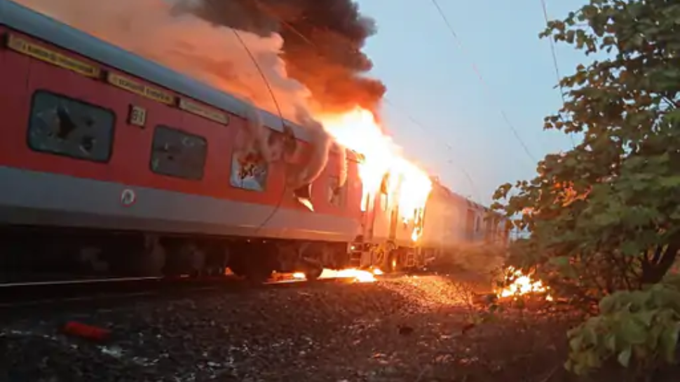 Rajadhani Express Fire: രാജധാനി എക്സ്പ്രസിൽ തീപിടിത്തം; യാത്രക്കാരെ ഒഴിപ്പിച്ചു, ആളപായമില്ലെന്ന് പ്രാഥമിക വിവരം Rajadhani Express Fire: രാജധാനി എക്സ്പ്രസിൽ തീപിടിത്തം; യാത്രക്കാരെ ഒഴിപ്പിച്ചു, ആളപായമില്ലെന്ന് പ്രാഥമിക വിവരം