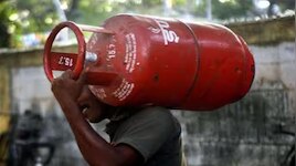 വീണ്ടും ഇരുട്ടടി; ഗാർഹിക സിലിണ്ടറുകളുടെ വില വർധിപ്പിച്ചു!