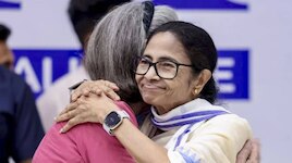 മമതയുടെ ടിഎംസി കോൺഗ്രസിലേക്കോ? ബിജെപിക്കെതിരേ ഒന്നിക്കണമെന്ന് മമതയോട് സോണിയ