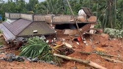 Wayanad Landslide: വയനാട്ടിൽ മണ്ണിടിച്ചിലിൽ മരണം നാലായി; രക്ഷാപ്രവർത്തനം ഊർജ്ജിതം, മഴ വീണ്ടും ശക്തമായത് വെല്ലുവിളി