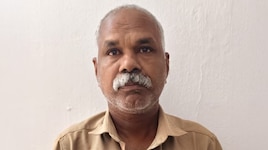 KSRTC Bus: കെഎസ്ആർടിസി ബസിൽ സഹയാത്രികയ്ക്ക് നേരെ ജീവനക്കാരന്റെ ലൈം​ഗികാതിക്രമം; ബസിൽ നിന്നിറങ്ങി ഓടിയ പ്രതിയെ നാട്ടുകാർ ഓടിച്ചിട്ട് പിടികൂടി
