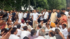 Delhi Protest: രാഹുൽ ​ഗാന്ധിയുടെ നേതൃത്വത്തിൽ പ്രധാനമന്ത്രിയുടെ വസതിയിലേക്ക് മാർച്ച്: മന്ത്രി പി.സി. വിഷ്ണുനാഥും എം.പിമാരും കസ്റ്റഡിയിൽ, ഡൽഹിയിൽ വൻ പ്രതിഷേധം