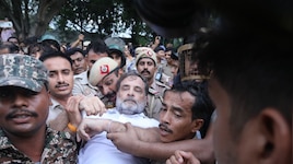 Rahul Gandhi Arrest: ബലപ്രയോ​ഗം, രാഹുൽ ​ഗാന്ധിയെ വലിച്ചിഴച്ച് പോലീസ്; പ്രിയങ്ക ​ഗാന്ധിയും കസ്റ്റഡിയിൽ, പ്രധാനമന്ത്രിയുടെ വസതിക്ക് മുന്നിൽ വൻ പ്രതിഷേധം