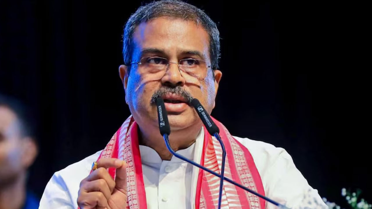 നീറ്റ് പേപ്പർ ചോർച്ച; കേന്ദ്രമന്ത്രി ധർമ്മേന്ദ്ര പ്രധാൻ രാജിവച്ചു