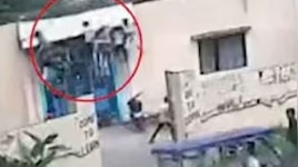 School Roof Collapse: സ്വാതന്ത്ര്യദിനാഘോഷത്തിനിടെ വൻ ദുരന്തം; സ്കൂൾ മേൽക്കൂര തകർന്ന് ഒരു വിദ്യാർത്ഥി മരിച്ചു, 2 പേർക്ക് പരുക്ക്
