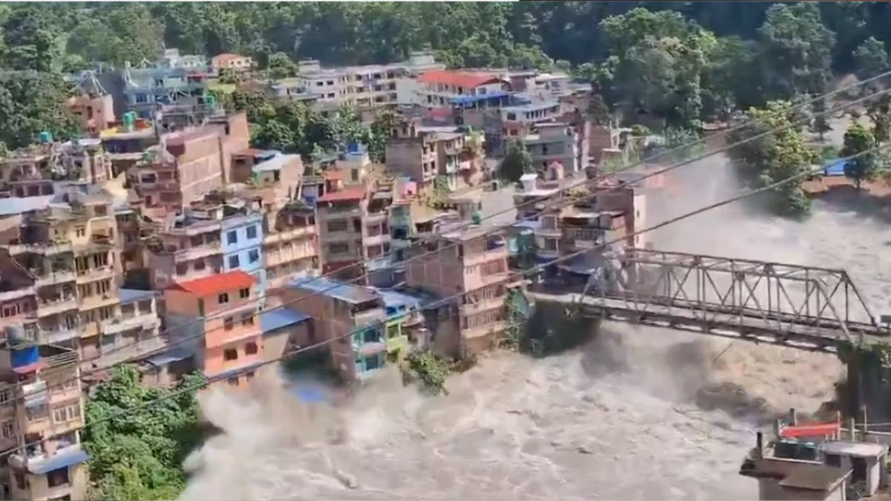 Nepal Flash Flood: നേപ്പാൾ മിന്നൽ പ്രളയം: മരണം 600 കടന്നു, കാണാതായവരുടെ എണ്ണം 2000ലേക്ക്, കാണാതായവരിൽ 300ലേറെ ഇന്ത്യക്കാരും Nepal Flash Flood: നേപ്പാൾ മിന്നൽ പ്രളയം: മരണം 600 കടന്നു, കാണാതായവരുടെ എണ്ണം 2000ലേക്ക്, കാണാതായവരിൽ 300ലേറെ ഇന്ത്യക്കാരും