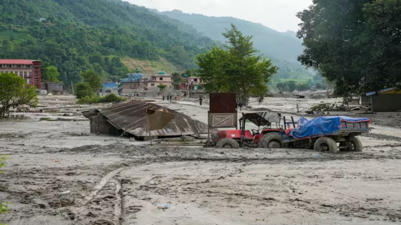 Nepal Flood: പ്രളയം ദുരിതം വിതച്ച നേപ്പാളിൽ അഞ്ചാം ദിവസവും തിരച്ചിൽ തുടരുന്നു; 675 മൃതദേഹങ്ങൾ കണ്ടെത്തി, ഏഴ് മലയാളികളെ കാണാനില്ല Nepal Flood: പ്രളയം ദുരിതം വിതച്ച നേപ്പാളിൽ അഞ്ചാം ദിവസവും തിരച്ചിൽ തുടരുന്നു; 675 മൃതദേഹങ്ങൾ കണ്ടെത്തി, ഏഴ് മലയാളികളെ കാണാനില്ല