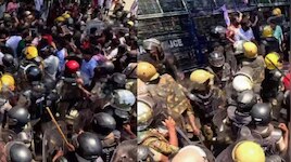 SFI March: എസ്എഫ്ഐ പ്രവർത്തകർ സെക്രട്ടേറിയറ്റിലേക്ക് നടത്തിയ മാർച്ചിൽ സംഘർഷം; ലാത്തിച്ചാർജ്