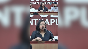 പിണറായി വിജയന് ഒരു അധികാരവും കൊടുക്കാതെ താഴെ ഇറക്കണം