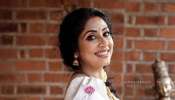 Navya Nair : സാരിയിൽ നാടൻ സുന്ദരിയായി നവ്യ നായർ; ചിത്രങ്ങൾ കാണാം