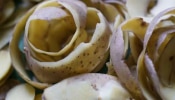 Potato Peel Benefits: ഇനി ഒരിക്കലും ഉരുളക്കിഴങ്ങിന്റെ തൊലി പുറത്തേക്ക് വലിച്ചെറിയില്ല...! ഈ അമ്പരിപ്പിക്കുന്ന ​ഗുണങ്ങൾ അറിഞ്ഞോളൂ