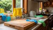 Kitchen Cleaning Tips: അടുക്കളയിൽ ദീർഘകാലം ഉപയോ​ഗിക്കരുത് ഈ വസ്തുക്കൾ; ആരോ​ഗ്യത്തിന് അപകടം