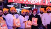 Times Square Langar: ഗുരു നാനാക്കിൻ്റെ "വന്ദ് ചക്ന"യെ ആദരിച്ച് ഓങ്കാർ സിങും, സന്ത് സിങ് ചത്വാളും; ആയിരക്കണക്കിന് ഭക്ഷണപ്പൊതികൾ ന്യൂയോർക്കിൽ വിതരണം ചെയ്തു Times Square Langar: ഗുരു നാനാക്കിൻ്റെ "വന്ദ് ചക്ന"യെ ആദരിച്ച് ഓങ്കാർ സിങും, സന്ത് സിങ് ചത്വാളും; ആയിരക്കണക്കിന് ഭക്ഷണപ്പൊതികൾ ന്യൂയോർക്കിൽ വിതരണം ചെയ്തു