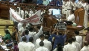 Chaos in Kerala Assembly: ശബരിമല സ്വർണക്കൊള്ളയിൽ ഭരണ-പ്രതിപക്ഷ പോര്; സ്പീക്കറുടെ ചേമ്പറിലേക്ക് അതിക്രമിച്ചു കയറാൻ ശ്രമിച്ച് പ്രതിപക്ഷം, സഭ സ്തംഭിച്ചു