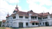 Kowdiar Palace Theft: കവടിയാർ കൊട്ടാരത്തിൽ വൻ മോഷണം; പത്മനാഭ സ്വാമിയുടെ ചിത്രം കൊത്തിയ സ്വർണവും അമൂല്യ രത്നങ്ങളും ഉൾപ്പെടെ നഷ്ടമായി! അന്വേഷണം