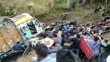 Nagaland Viral Video:ക്രെയിൻ കിട്ടിയില്ല,നാട്ടുകാർ ചേർന്ന് ട്രക്ക് വലിച്ചു കേറ്റി