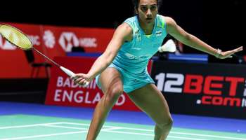 PV Sindhu ഓൾ ഇം​ഗ്ലണ്ട് ബാഡ്മിന്റൺ ചാമ്പ്യൻഷിപ്പിന്റെ സെമിയിൽ പുറത്ത്, തായി താരത്തോട് നേരിട്ടുള്ള സെറ്റിന് തോറ്റാണ് പുറത്തായത്.