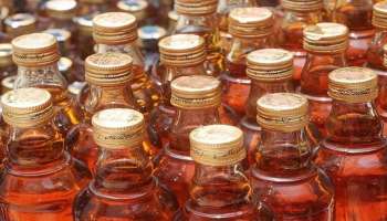 Liquor Smuggling: വ്യാജ മദ്യം കടത്തിയ 2 യുവതികളെ റെയിൽവേ പൊലീസ് അറസ്റ്റു ചെയ്തു