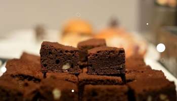 Choclate Brownie Recipe : ചുറ്റിലും ചോക്ളേറ്റ് പൊതിഞ്ഞ ബ്രൗണി ഉണ്ടാക്കാം കുറഞ്ഞ ചിലവിൽ, ഒന്നല്ല ഒമ്പതെണ്ണം കഴിക്കാം