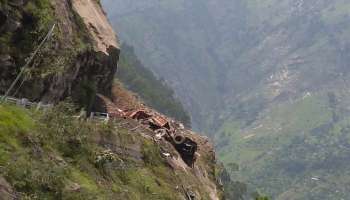 Himachal Pradesh Landslide : ഹിമാചൽ പ്രദേശിൽ മണ്ണിടിച്ചിൽ, ബസും ട്രക്കും മണ്ണിനിടയിൽ, രക്ഷപ്രവർത്തനം തുടരുന്നു