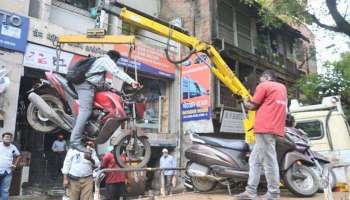 No Parking ഏരിയയില്‍  ബൈക്ക് വെച്ചു,  ഉടമയെ അടക്കം ക്രെയിനില്‍ പൊക്കി ട്രാഫിക് പോലീസ്...!!  വീഡിയോ  വൈറല്‍ 