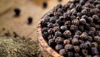 Black Pepper Benefits: നിങ്ങൾ ഉപയോഗിക്കുന്നത് വ്യാജ കുരുമുളകാണോ? എങ്ങനെ പരിശോധിക്കാം, അതിന്റെ ഗുണങ്ങൾ