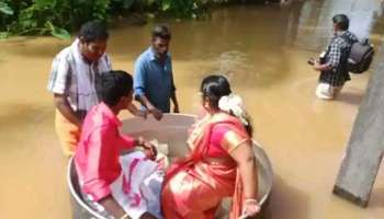 വെള്ളക്കെട്ടിനിടയിലും താലികെട്ട്; വൈറലായി ആലപ്പുഴയിലെ നവദമ്പതിമാർ