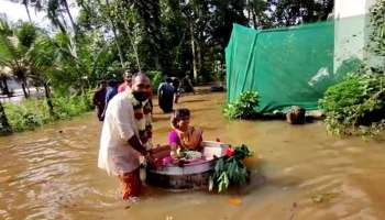 Kerala Viral Wedding : കല്യാണം കഴിഞ്ഞ് വീട്ടലെത്തിയപ്പോൾ മുറ്റം നിറയെ വെള്ളം, പിന്നെ ഒന്നും നോക്കിയില്ല വധുവിനെ ചെമ്പിലേറ്റി വീട്ടിലെത്തിച്ച് വരൻ