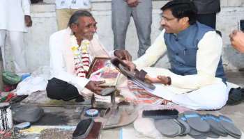 രവിദാസ് ജയന്തിയിൽ ചെരുപ്പുകുത്തിയുടെ ചെരുപ്പ് പോളിഷ് ചെയ്ത്  BJP MP