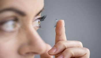 Contact Lenses: കോൺടാക്ട് ലെൻസ് ഉപയോ​ഗിക്കുന്നവരാണോ? നിങ്ങൾ അറിഞ്ഞിരിക്കേണ്ട ചില കാര്യങ്ങളുണ്ട്