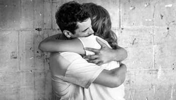 Health Benefits of Hugging: ചില ചേർത്ത് പിടിക്കലുകൾ മാജിക് സൃഷ്ടിക്കും..! ഏറെ  പ്രിയപ്പെട്ടവരെ ഒന്ന് ചേർത്ത് പിടിക്കൂ.. അറിയാം ആലിംഗനത്തിന്‍റെ ഗുണങ്ങൾ 