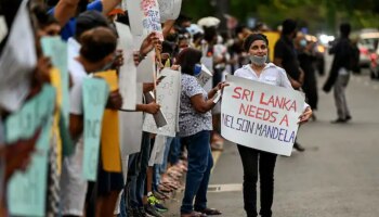 Sri Lanka Crisis: മുല്ലപ്പൂ വിപ്ലവം ലങ്കയിൽ സംഭവിക്കുമോ? ഭയന്ന് ലങ്കൻ ഭരണകൂടം, പ്രതിഷേധം നേരിടാൻ കർഫ്യൂവും അടിയന്തരാവസ്ഥയും 