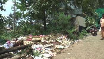 മഴക്കാലമെത്താന്‍ ഒരുമാസം; രോഗം പരത്താനൊരുങ്ങി നന്ദിയോട് പബ്ലിക്ക് മാര്‍ക്കറ്റിലെ മാലിന്യക്കൂമ്പാരം