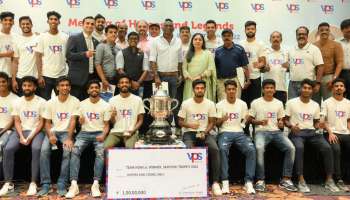 Santosh Trophy 2022 : മിന്നും താരങ്ങളും ഇതിഹാസ താരങ്ങളും ഒരേ വേദിയിൽ; സന്തോഷ് ട്രോഫി നേടിയ കേരള ടീമിന് ഒരു കോടി രൂപ കൈമാറി ഡോ.ഷംഷീർ വയലിൽ