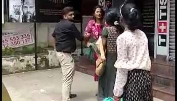 Woman assaulted in public road for allegedly stealing bangles 