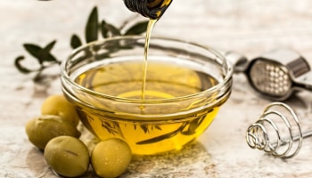 Olive Oil Benefits: മുഖത്തെ കറുപ്പകറ്റും, ഒലിവ് ഓയിൽ ഇങ്ങനെ ഉപയോ​ഗിച്ച് നോക്കൂ...
