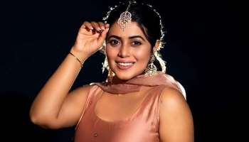 Shamna Kasim : &quot;സന്തോഷമായി ഇരിക്കൂ&quot;; പുഞ്ചിരിയുടെ മന്ത്രവുമായി ഷംന കാസിമിന്റെ പുത്തൻ ഫോട്ടോഷൂട്ട് 