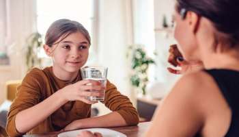 Drinking water: ഭക്ഷണ സമയത്ത് വെള്ളം കുടിയ്ക്കുന്നത്‌ ആരോഗ്യത്തെ ബാധിക്കുമോ? 