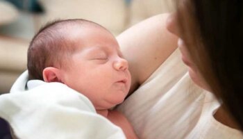 Breastfeeding: മുലയൂട്ടുന്ന അമ്മമാർ ഒഴിവാക്കേണ്ട ഭക്ഷണങ്ങൾ 
