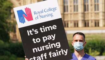 UK Nurses Strike: ബ്രിട്ടനിൽ ശമ്പള വർധനവ് തേടി ലക്ഷത്തോളം നഴ്‌സുമാർ പണിമുടക്കി
