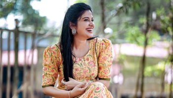 Actress Sshivada: ഫ്ലോറൽ ഔട്ട്ഫിറ്റിൽ ശിവദ - ചിത്രങ്ങൾ കാണാം