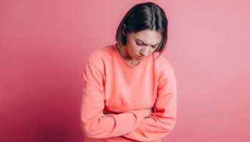 Period Pain: ആർത്തവ വേദന അസഹ്യമാകുന്നോ? ഭക്ഷണത്തിൽ ഈ വിറ്റാമിനുകൾ ഉറപ്പാക്കാം