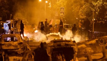 France Protest: സ്‌കൂളുകൾ കത്തിച്ചു, കർഫ്യൂ: ഫ്രാൻസിൽ 17കാരനെ പോലീസ് വെടിവെച്ചുകൊന്നതിൽ പ്രതിഷേധം കനക്കുന്നു